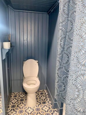 Haartrockner, Handtücher, Seife, Toilettenpapier