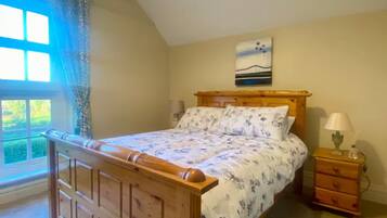 4 bedrooms, iron/ironing board, WiFi, bed sheets