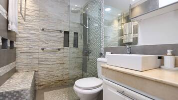 Haartrockner, Handtücher, Toilettenpapier