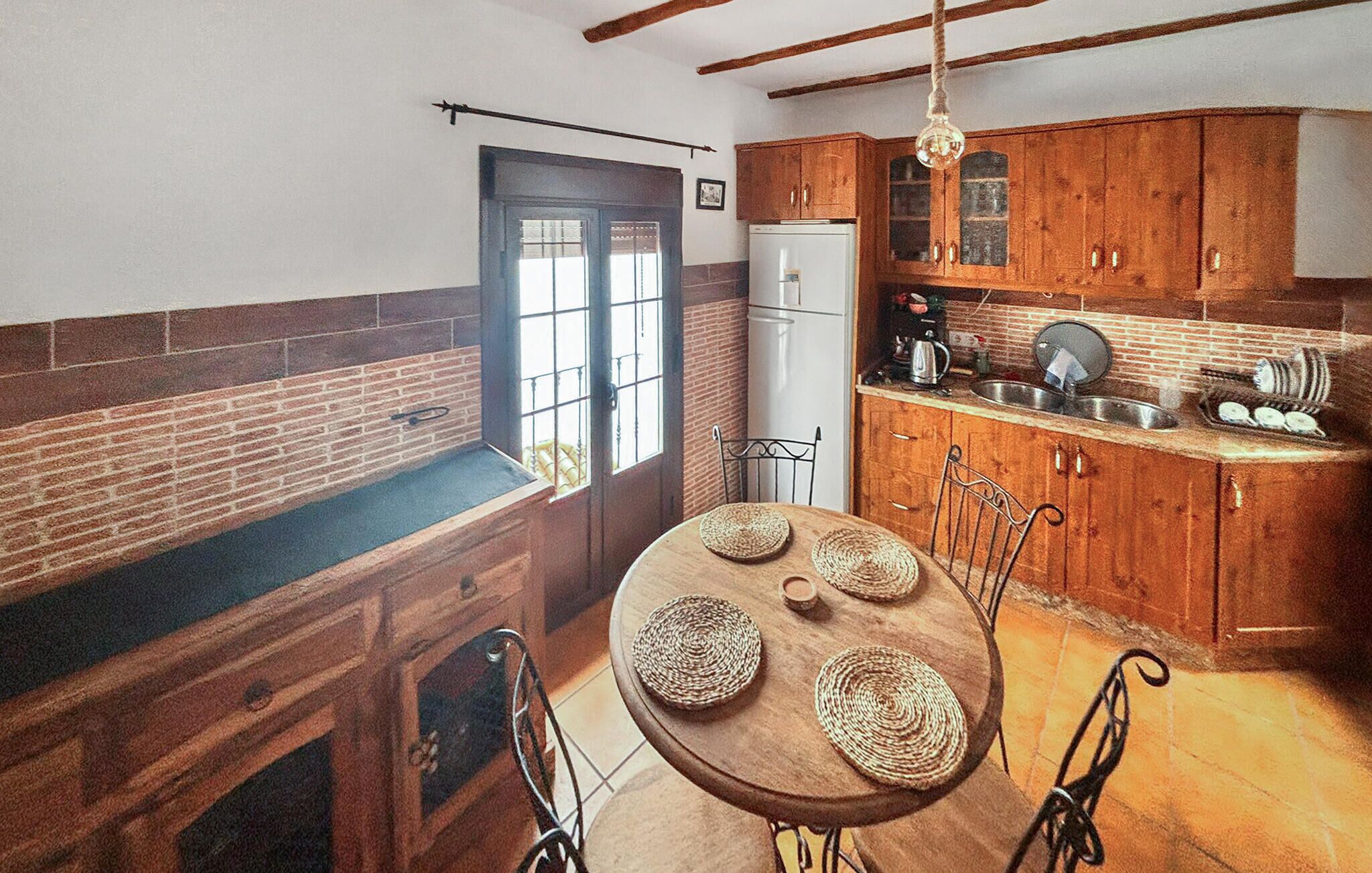 Fridge, oven, stovetop, coffee/tea maker