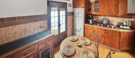 Fridge, oven, stovetop, coffee/tea maker