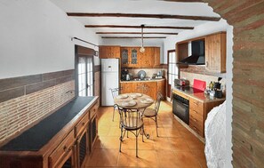 Réfrigérateur, four, plaque de cuisson, cafetière/bouilloire