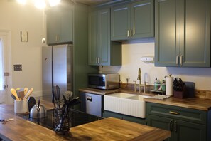 ثلاجة، ميكروويف، فرن، موقد طهي مسطح