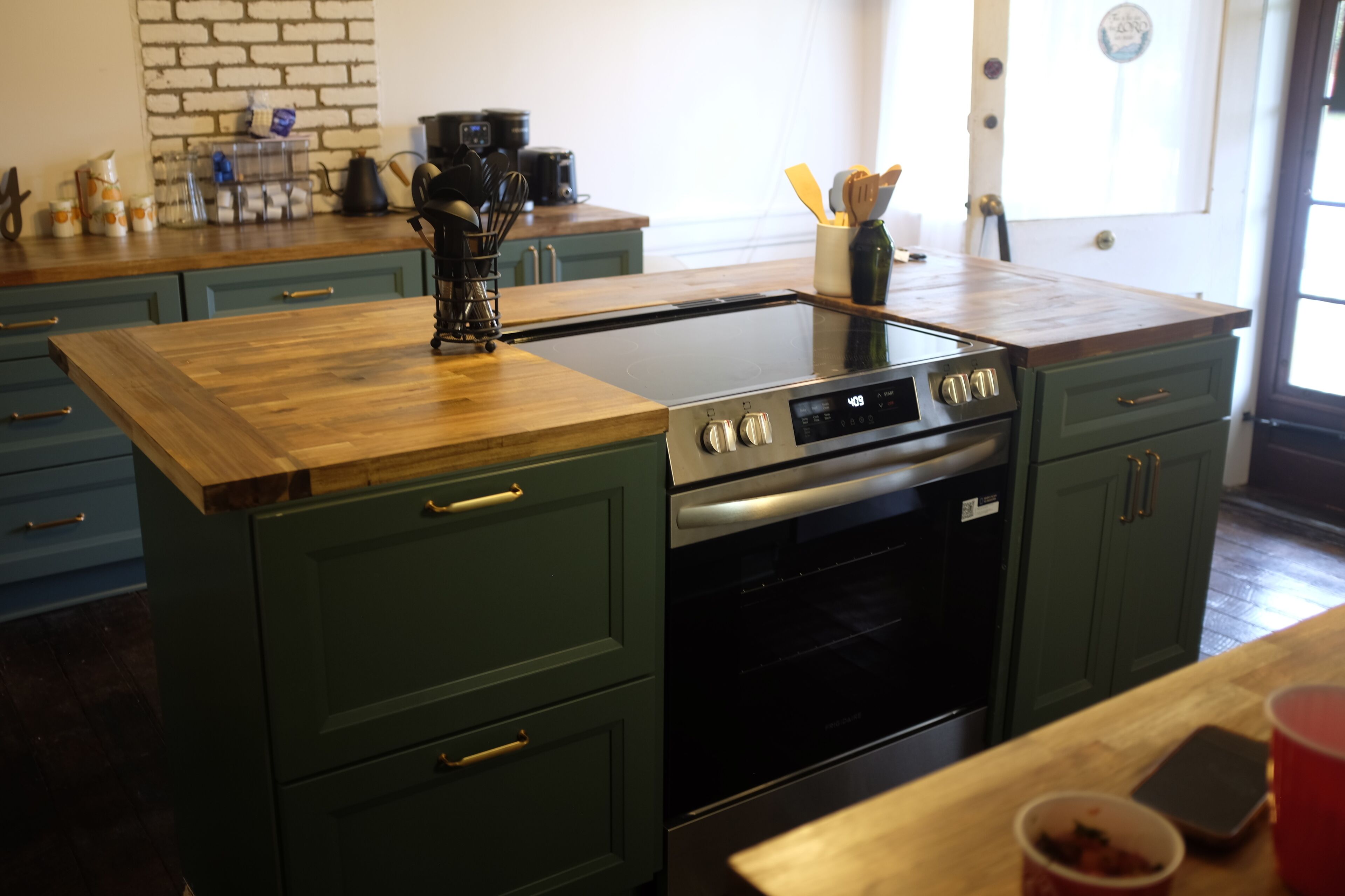 Jääkaappi, mikroaaltouuni, uuni, liesi