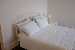 4 عدّة غرف نوم وواي فاي مجانًا وملاءات أسرّة