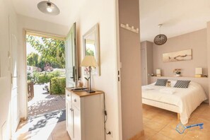 2 bedrooms, iron/ironing board, WiFi, bed sheets - 2 bedroom house in Provence with swimming pool 10 minutes from Parc Spirou (Loriol-du-Comtat)