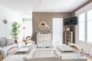 Dining - 2 bedroom house in Provence with swimming pool 10 minutes from Parc Spirou (Loriol-du-Comtat)