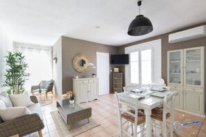 Living area - 2 bedroom house in Provence with swimming pool 10 minutes from Parc Spirou (Loriol-du-Comtat)