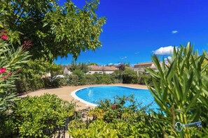 Pool - 2 bedroom house in Provence with swimming pool 10 minutes from Parc Spirou (Loriol-du-Comtat)