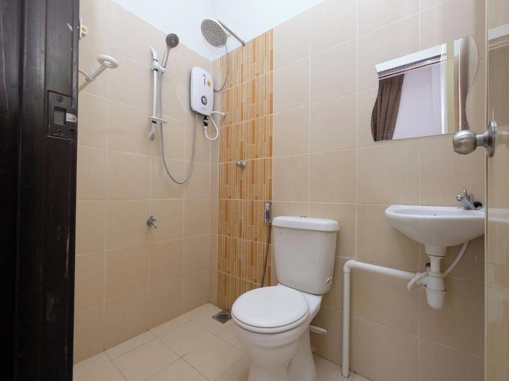 Deluxe Double or Twin Room | Bathroom | Slippers, towels, soap, toilet paper