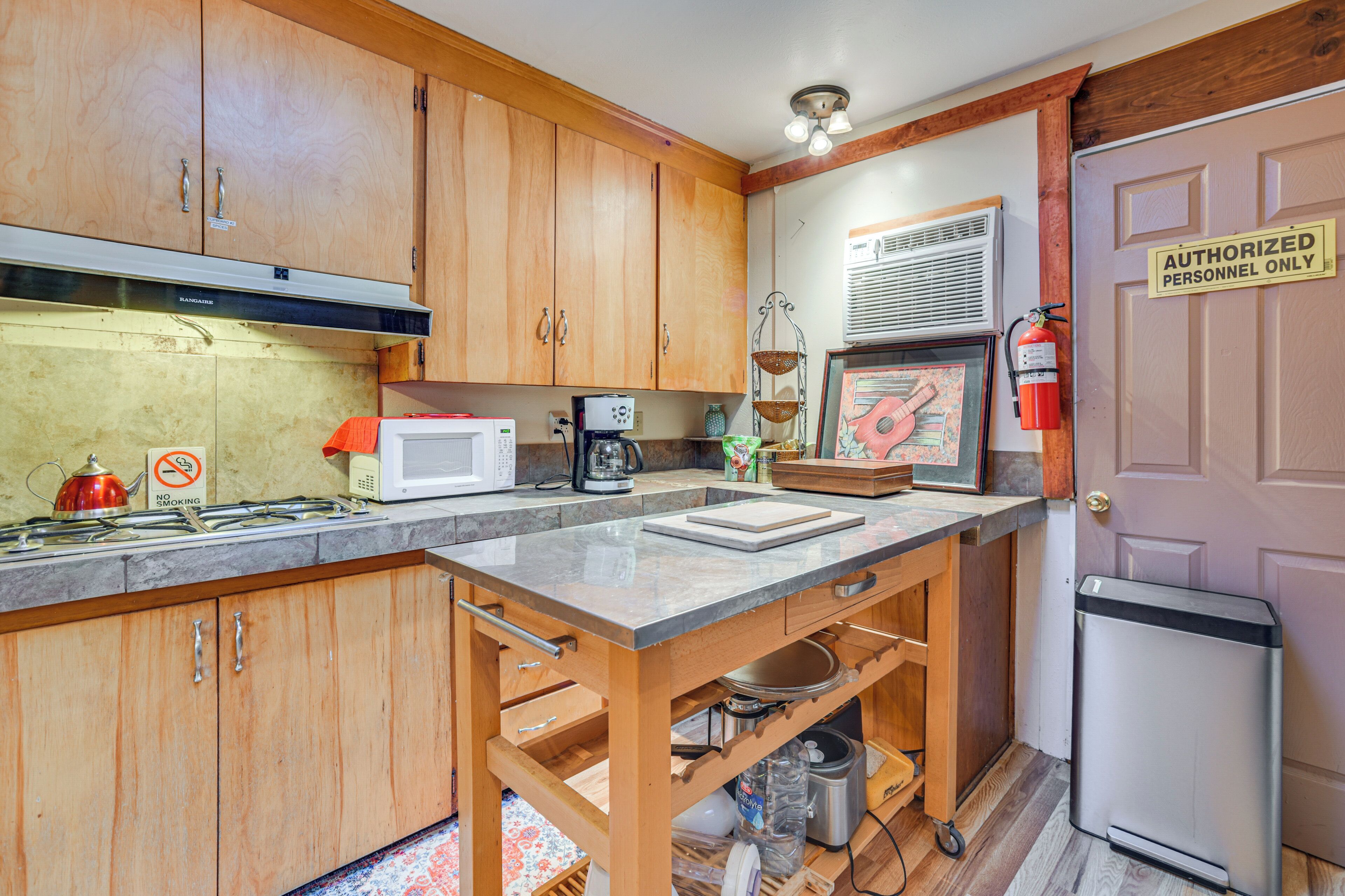 Een koelkast, een magnetron, een kookplaat