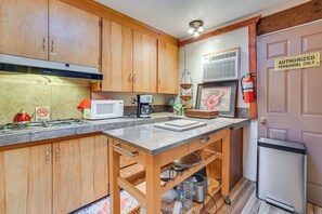 Kühlschrank, Mikrowelle, Herdplatte, Wasserkocher mit Kaffee-/Teezubehör