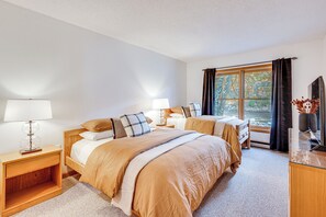 3 bedrooms, internet, bed sheets - Ski, Hike & Unwind! Riverfront Getaway in Lincoln (Lincoln)