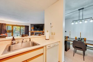 Fridge, microwave, stovetop, dishwasher - Ski, Hike & Unwind! Riverfront Getaway in Lincoln (Lincoln)