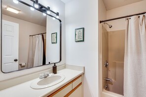 Hair dryer, towels - Ski, Hike & Unwind! Riverfront Getaway in Lincoln (Lincoln)