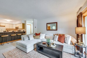 TV, books - Ski, Hike & Unwind! Riverfront Getaway in Lincoln (Lincoln)