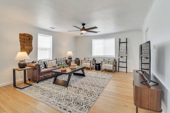 Living area - Stylish Southwest Adobe Home in Old Town ABQ (Albuquerque)