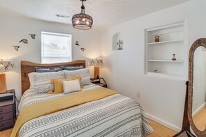 3 bedrooms, iron/ironing board, Internet, bed sheets - Stylish Southwest Adobe Home in Old Town ABQ (Albuquerque)