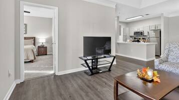 Televisión y chimenea