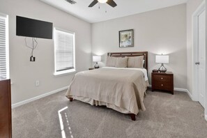 مكتب ومكواة/لوح كي وواي فاي وملاءات أسرّة