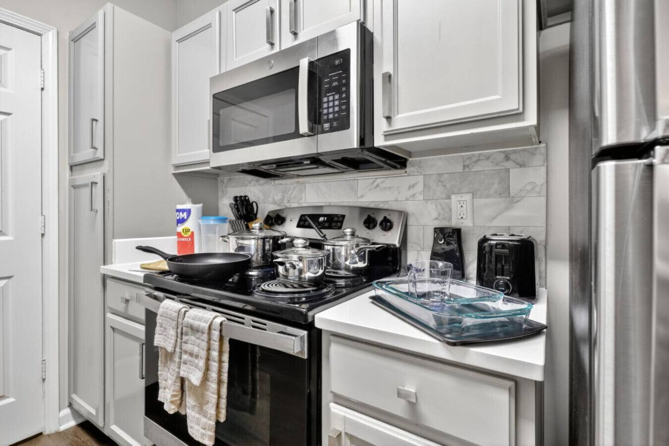 Refrigerador, microondas, horno y parrilla de estufa 