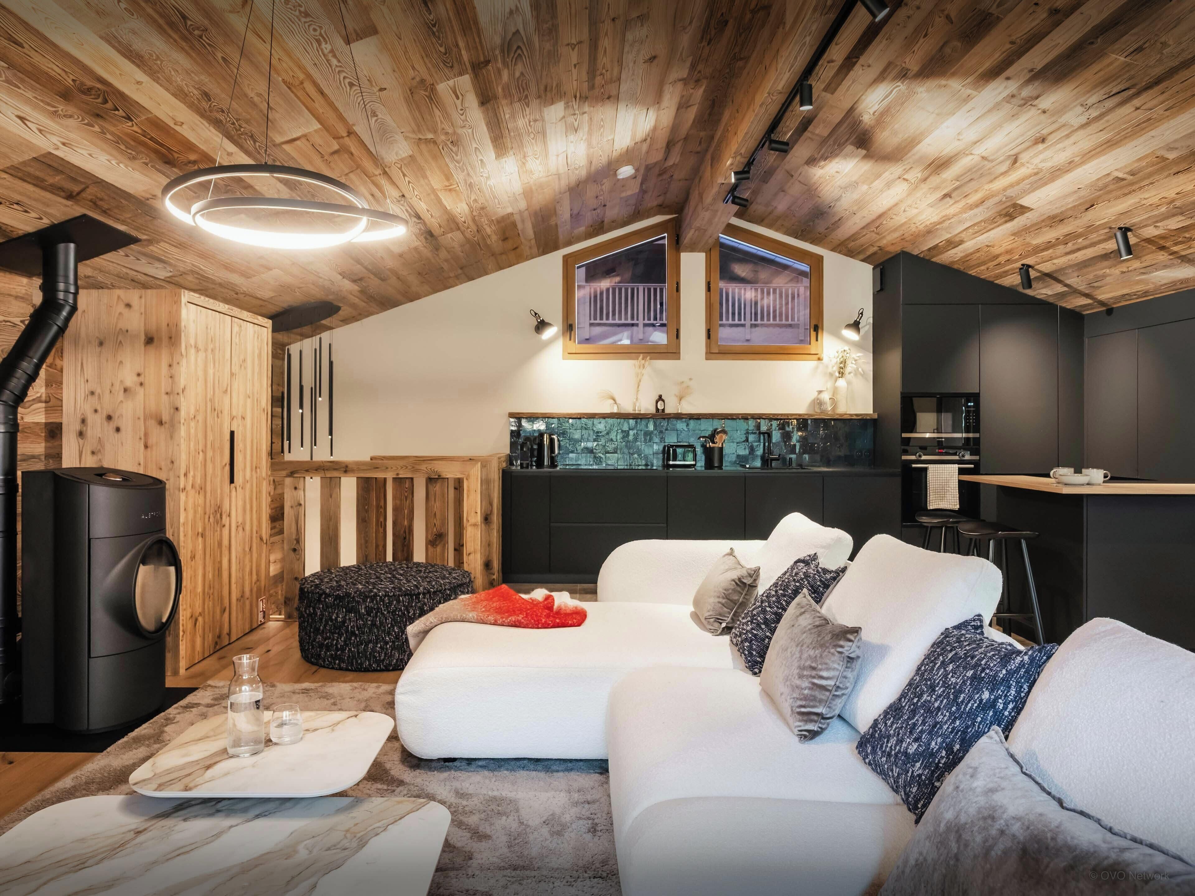 Fernseher, Kamin, Stereoanlage