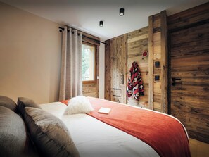 4 عدّة غرف نوم ومكواة/لوح كي وواي فاي وملاءات أسرّة