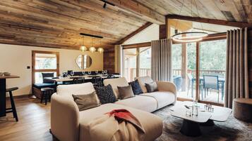 TV, fireplace, stereo