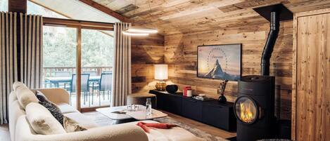 Télévision, cheminée, chaßne hi-fi