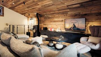 Télévision, cheminée, chaßne hi-fi