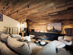 TV, fireplace, stereo