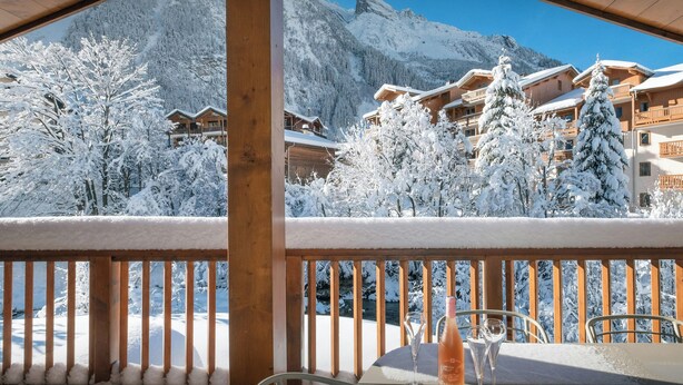 A wooden balcony with snow-covered trees and a mountain view. - Chalet Rongbuk - Unspoiled mountain landscapes and sauna - OVO Network (Pralognan-la-Vanoise)