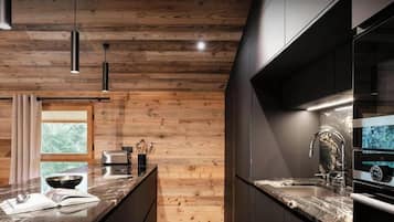 Cafetera y tetera, refrigerador, microondas y horno