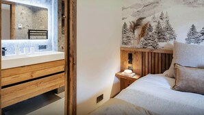 A modern bathroom with a large mirror, wooden vanity, and a wall-mounted sink. - Chalet Rongbuk - Unspoiled mountain landscapes and sauna - OVO Network (Pralognan-la-Vanoise)