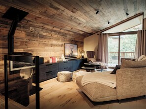 TV, fireplace, stereo