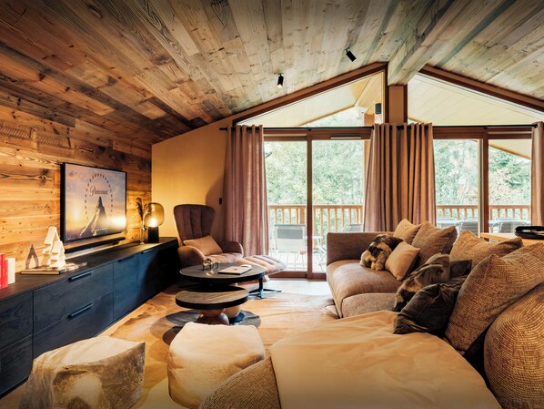 Fernseher, Kamin, Stereoanlage