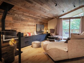 Fernseher, Kamin, Stereoanlage
