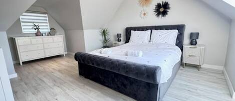 4 habitaciones, tabla de planchar con plancha, wifi y ropa de cama