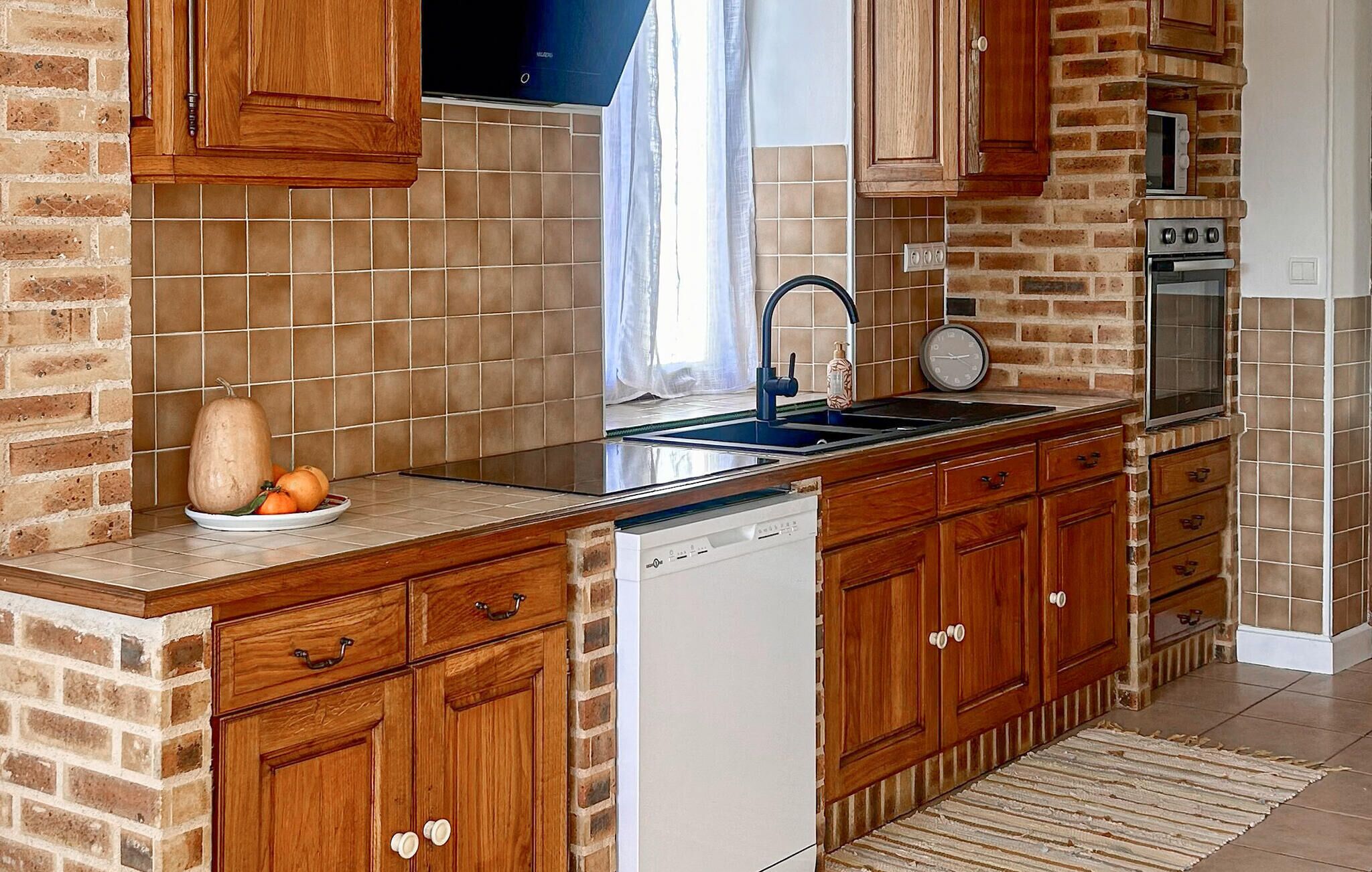 Frigorífico, horno, placa de cocina y lavavajillas