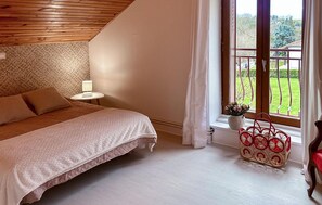 3 dormitorios, tabla de planchar con plancha, cuna de viaje