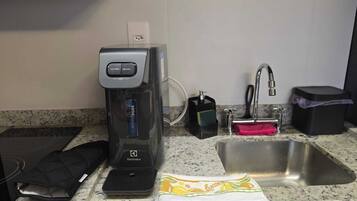 Een koelkast/vriezer, een magnetron, een kookplaat