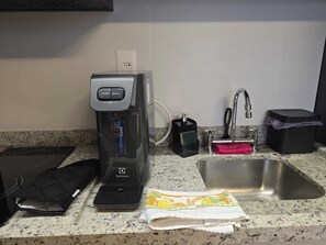 Køleskab/fryser i fuld størrelse, mikrobølgeovn, kogeplade