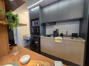 Studio Comfort | Dapur pribadi | Lemari es besar, microwave, dan peralatan masak/sendok-piring