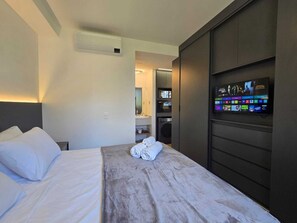 Comfort Studio, City View | Laptop workspace, free WiFi, bed sheets - Extension Berrini (São Paulo)