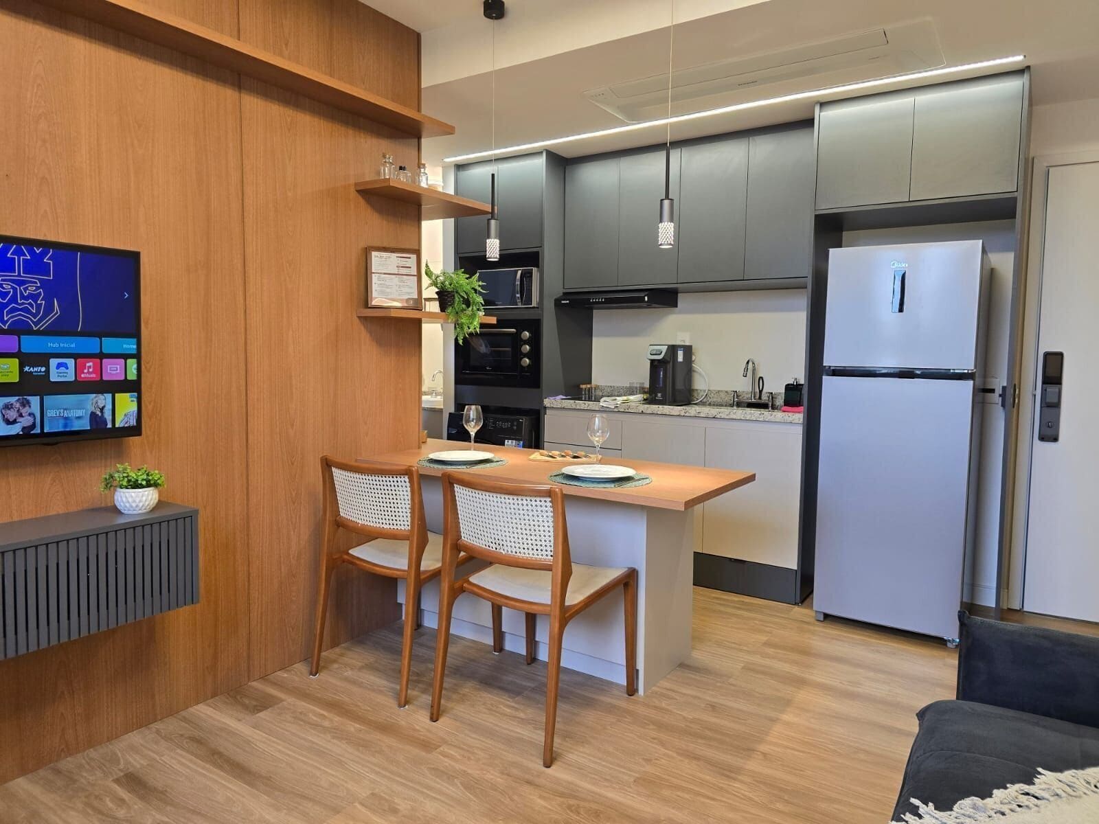 Großer Kühlschrank, Mikrowelle, Kochgeschirr/Geschirr/Besteck