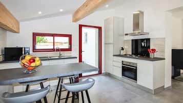 Réfrigérateur, four, plaque de cuisson, lave-vaisselle