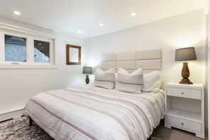 1 bedroom, desk, iron/ironing board, WiFi - Vail Village Condo - Pet Friendly Walk to Ski Lift (Vail)
