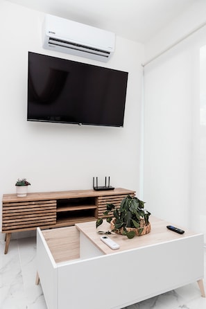 Classic-Apartment, Poolblick | Wohnzimmer | 50-Zoll-Flachbildfernseher mit Kabelempfang