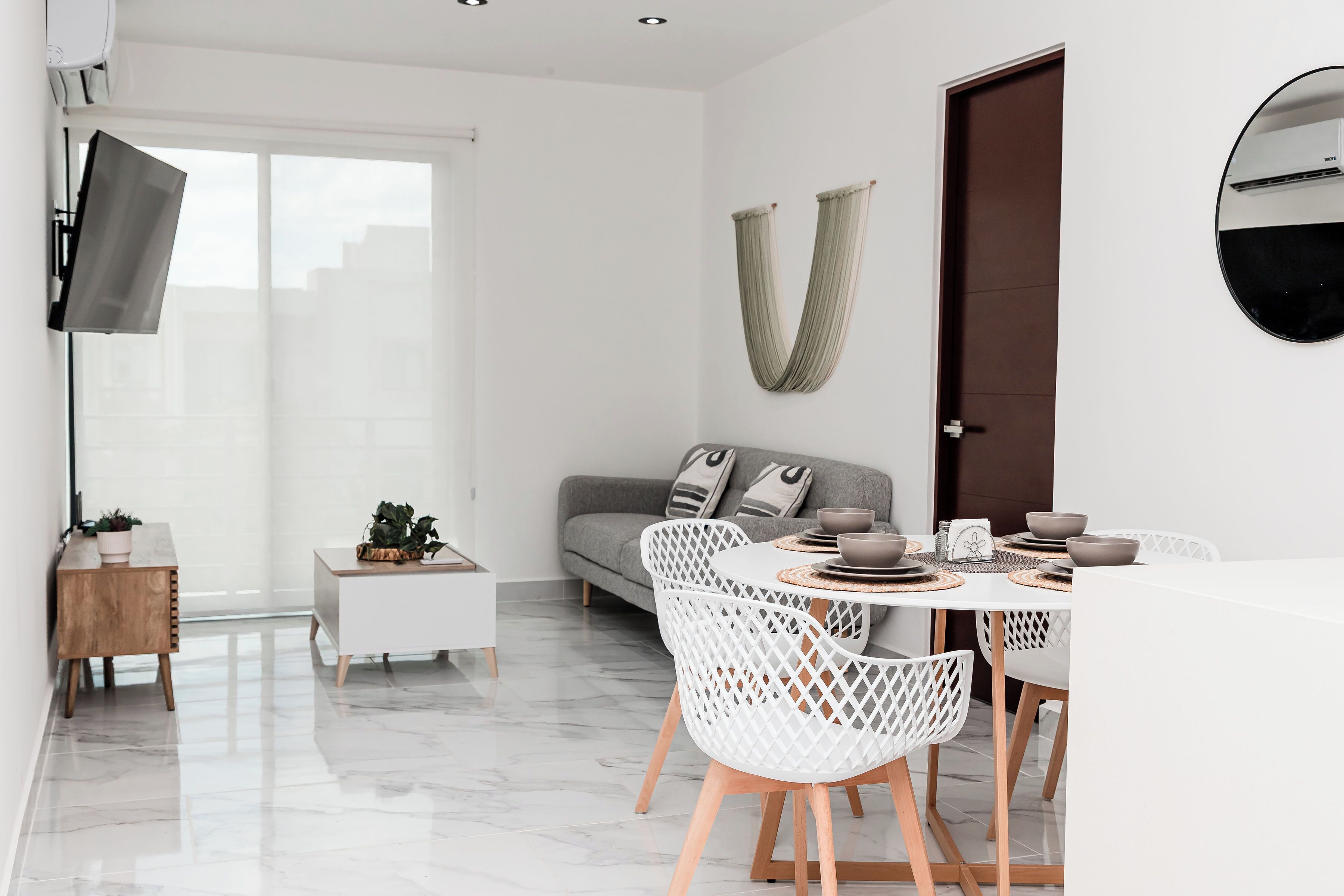 Apartamento clássico, vista para a piscina | Área de estar | TV de tela plana 50 polegadas com canais a cabo
