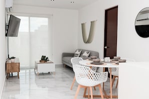 Leilighet – classic, bassengutsikt | Oppholdsområde | En 50-tommers Flatskjerm-TV med kabel-kanaler